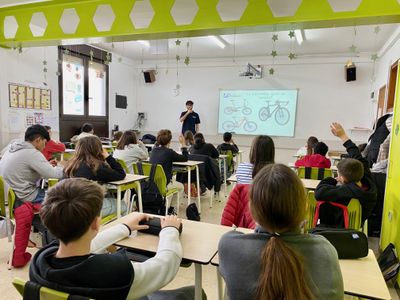 La formació es duu a terme en el propi centre educatiu