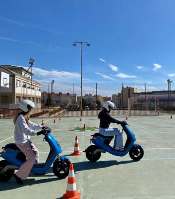La formació es duu a terme en el propi centre educatiu