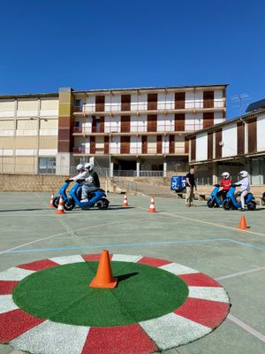 La formació es duu a terme en el propi centre educatiu