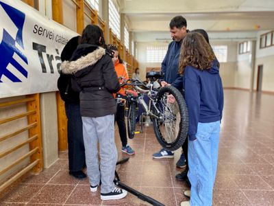 La formació es duu a terme en el propi centre educatiu