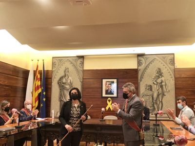 “Em sento orgullosa de ser la primera alcaldessa de Solsona, però no vull escudar-me en el gènere”, diu Judit Gisbert després de rebre la vara