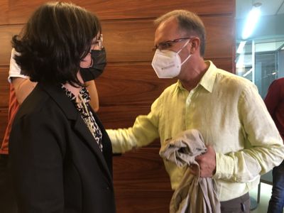 “Em sento orgullosa de ser la primera alcaldessa de Solsona, però no vull escudar-me en el gènere”, diu Judit Gisbert després de rebre la vara