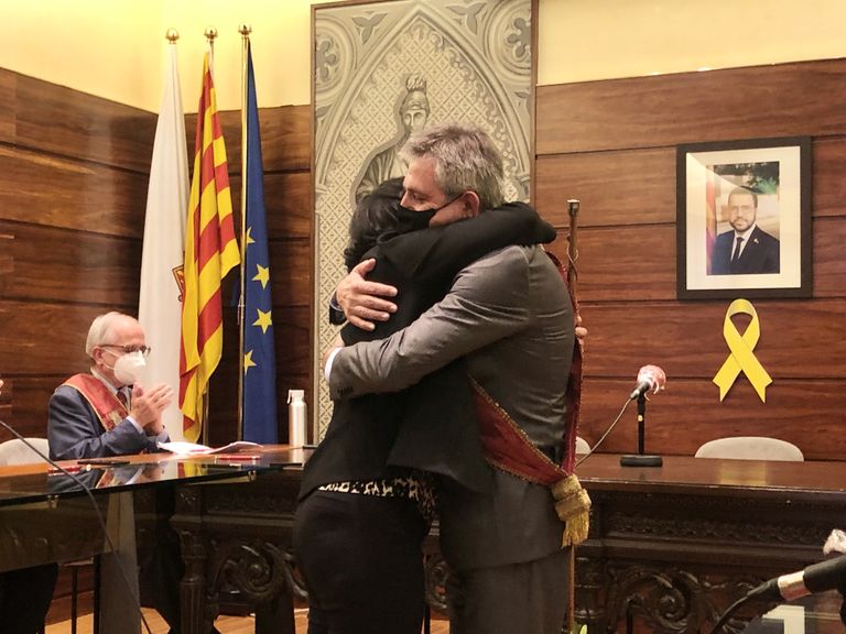 “Em sento orgullosa de ser la primera alcaldessa de Solsona, però no vull escudar-me en el gènere”, diu Judit Gisbert després de rebre la vara