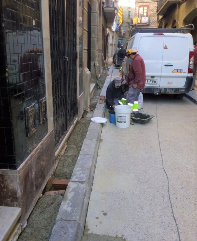 Arranjat un tram més de vorera del carrer del Castell de Solsona