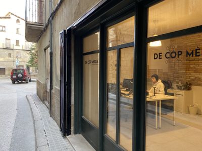 De Cop Mèdia, beneficiària de la convocatòria, és una agència de comunicació de nova creació instal·lada al nucli antic