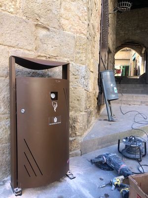 Comença la renovació de papereres al nucli antic, els parcs i la zona esportiva de Solsona