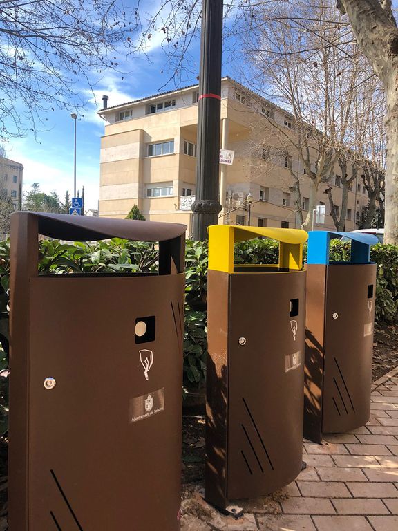 Comença la renovació de papereres al nucli antic, els parcs i la zona esportiva de Solsona