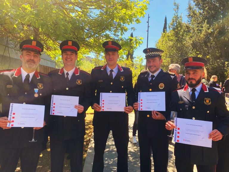 Dos agents de la Policia Local de Solsona reben una felicitació el Dia de les Esquadres