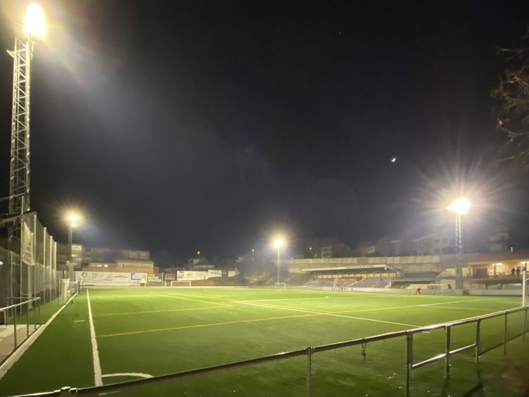 El camp de futbol solsoní es dota d’un nou enllumenat més potent i el doble d’eficient  