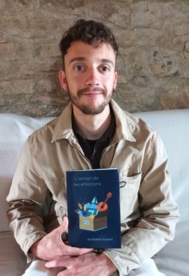 L’autor amb el seu primer llibre a les mans
