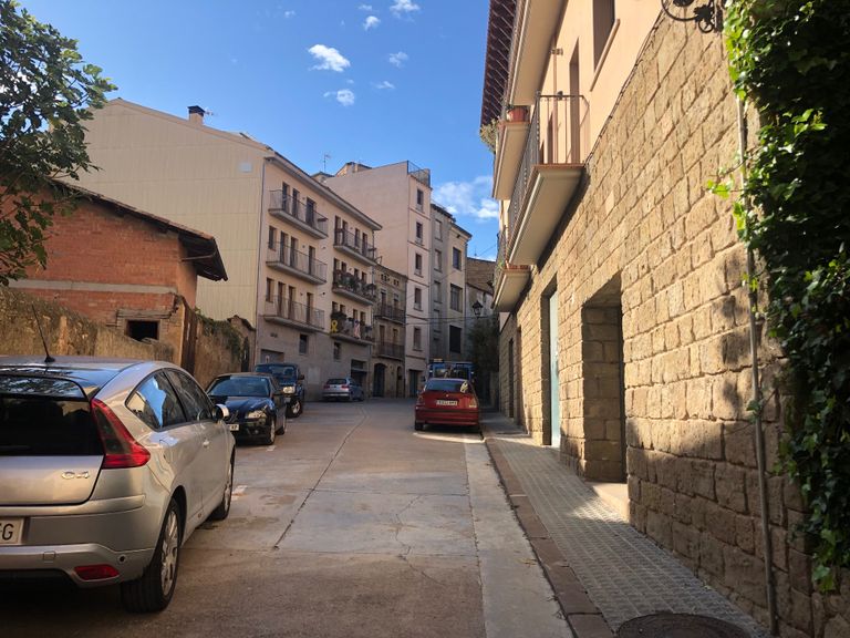 El carrer de les Llices es convertirà aquest mes en zona verda d’estacionament limitat