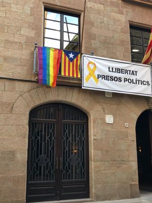 El consistori solsoní penja la bandera multicolor per adherir-se al Dia per l’Alliberament LGTBI