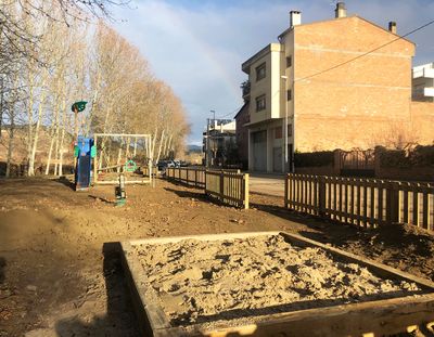 El parc infantil de la Cabana d’en Geli guanya espai i elements de joc