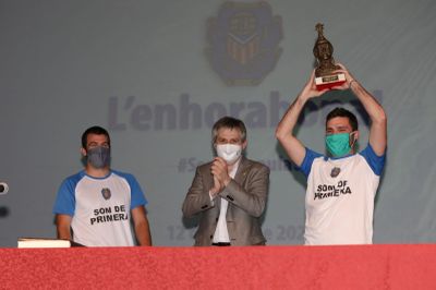 Celebració dels capitans amb David Rodríguez (foto de Petits Fotografia)