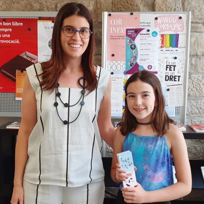 Ester Barniol, directora de la biblioteca, amb la guanyadora de l’any passat, Júlia Solé i Borés