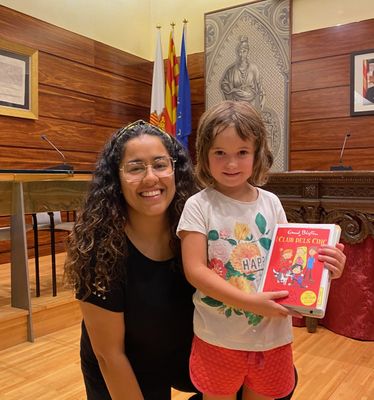 La regidora Maria Moumen amb els infants guanyadors del sorteig d'enguany