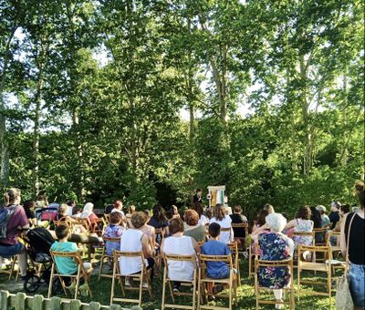 La regidora Maria Moumen amb els infants guanyadors del sorteig d'enguany