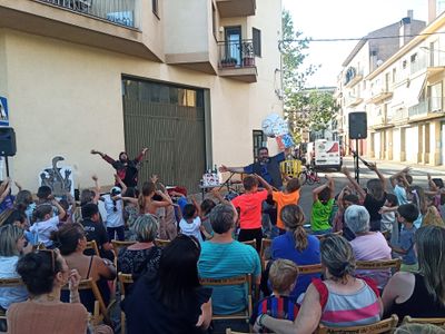 La regidora Maria Moumen amb els infants guanyadors del sorteig d'enguany