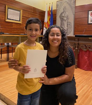 La regidora Maria Moumen amb els infants guanyadors del sorteig d'enguany