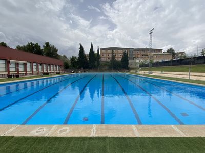 Es convoquen dues places de taquiller/a per a les piscines municipals de Solsona  