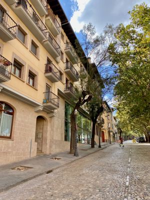 S'han deixat tres peus de la vorera del teatre comarcal 