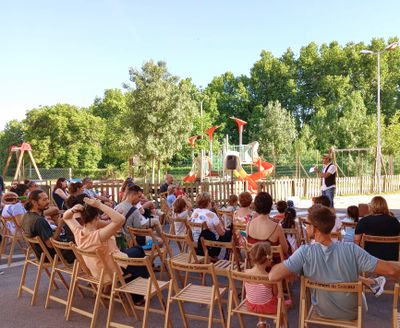 Oriol Capdevila i Iu Guixé, aquí amb la regidora Maria Moumen, són els guanyadors del sorteig de premis d'enguany