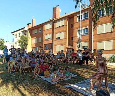 Oriol Capdevila i Iu Guixé, aquí amb la regidora Maria Moumen, són els guanyadors del sorteig de premis d'enguany
