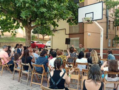 Oriol Capdevila i Iu Guixé, aquí amb la regidora Maria Moumen, són els guanyadors del sorteig de premis d'enguany