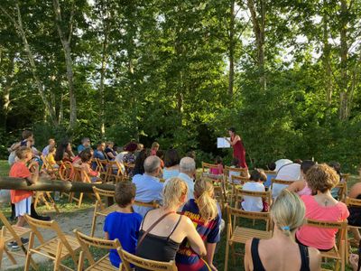 Oriol Capdevila i Iu Guixé, aquí amb la regidora Maria Moumen, són els guanyadors del sorteig de premis d'enguany