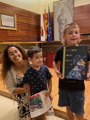 Oriol Capdevila i Iu Guixé, aquí amb la regidora Maria Moumen, són els guanyadors del sorteig de premis d'enguany