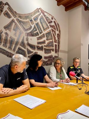 L'alcaldessa i la regidora de Governació, al centre, amb Jaume Vantolra i Josep Garcia, avui en roda de premsa