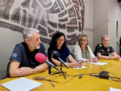 L'alcaldessa i la regidora de Governació, al centre, amb Jaume Vantolra i Josep Garcia, avui en roda de premsa