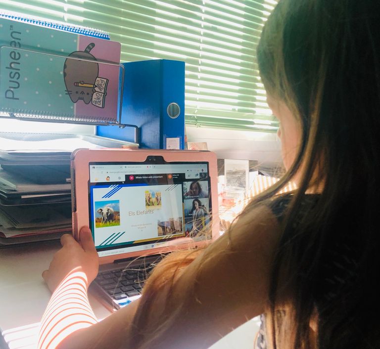 Guixés Fibra facilita la connexió a una desena d’alumnes vulnerables de Solsona perquè puguin acabar el curs