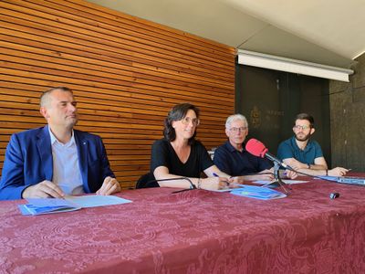 D'esquerra a dreta, Serra, Thiemann, Gisbert i Colell amb el cartell d'enguany