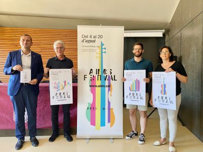 D'esquerra a dreta, Serra, Thiemann, Gisbert i Colell amb el cartell d'enguany
