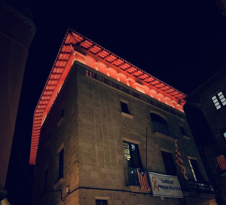 L’Ajuntament de Solsona es vesteix de vermell dilluns per homenatjar els donants de sang