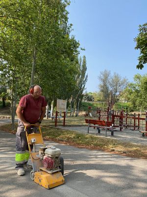 La brigada ha col·locat dues bandes reductores de velocitat a la carretera de Torà