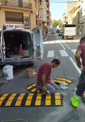 La brigada ha col·locat dues bandes reductores de velocitat a la carretera de Torà