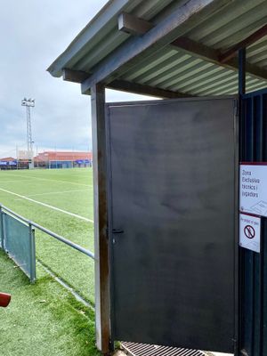 Entre d'altres, s'han instal·lat tres noves portes metàl·liques