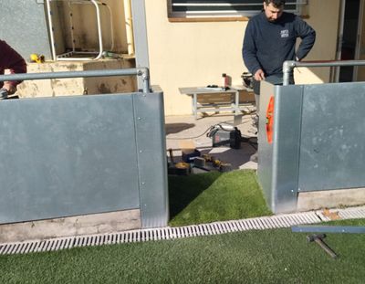 Entre d'altres, s'han instal·lat tres noves portes metàl·liques