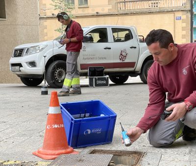 Operaris del servei municipal d’aigua treballant en la detecció de fuites