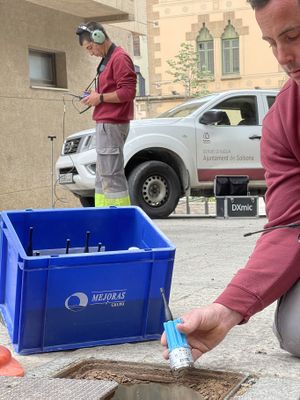 Operaris del servei municipal de l’aigua fent treballs de detecció de fuites amb un geòfon i amb un prelocalitzador acústic 