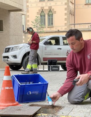 Operaris del servei municipal de l’aigua fent treballs de detecció de fuites amb un geòfon i amb un prelocalitzador acústic 