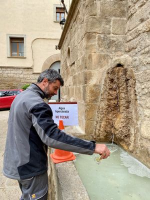 -	Operari del servei d’aigua fent el tractament d’hipercloració a Sant Isidre