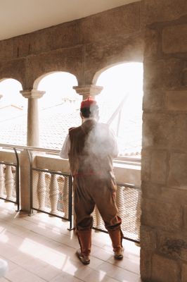 (AUTORIA: Petits Fotografia) Rodríguez i Rosells, després de la primera salve de la festa, des de l'eixida del consistori