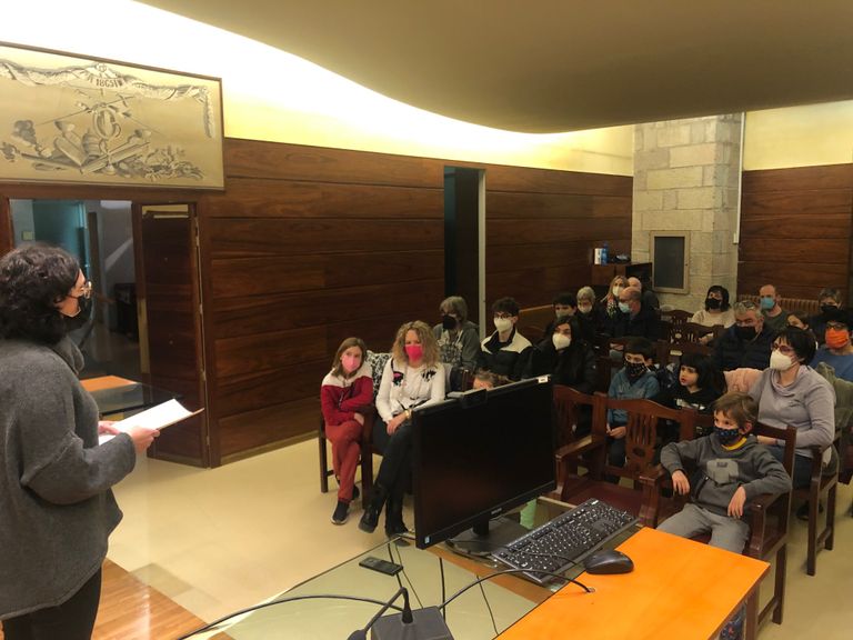 L’alcaldessa de Solsona lliura els 650 euros en premis dels concursos de pessebres i la postal de Nadal