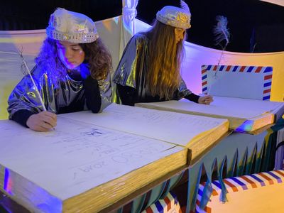 Escena de les escribes durant la visita dels patges de l'any passat