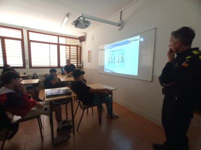 Primer taller, avui a l'Escola Arrels. Demà es farà a l'Institut Francesc Ribalta