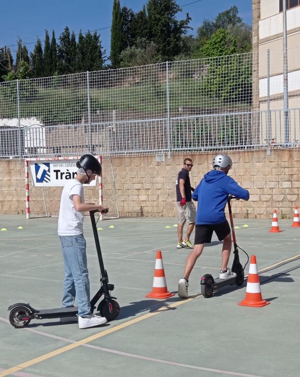 L’alumnat de 3r d’ESO de Solsona rep un taller sobre conducció de patinets elèctrics  