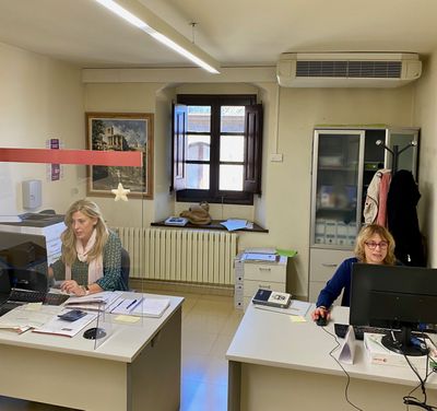 Aquest servei s'ubica a la segona planta de la casa consistorial. A les fotos següents, Rosa Ramellat, Gerard Ribera i Queralt Guerrero